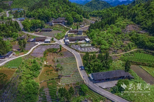 宣恩縣椒園集鎮(zhèn)至鑼圈巖段公路，全長8公里，途經椒園村、涼風村、鑼圈巖村，該公路建成既有效帶動沿線煙葉等產業(yè)發(fā)展，又是曜天眼景區(qū)的