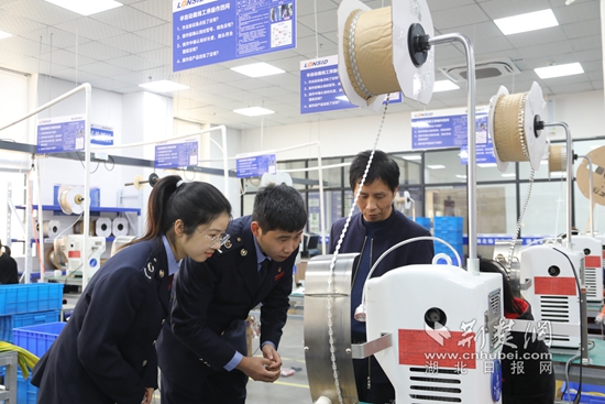 圖為稅務人員在惠祥電子科技有限公司公司了解經營情況1.JPG