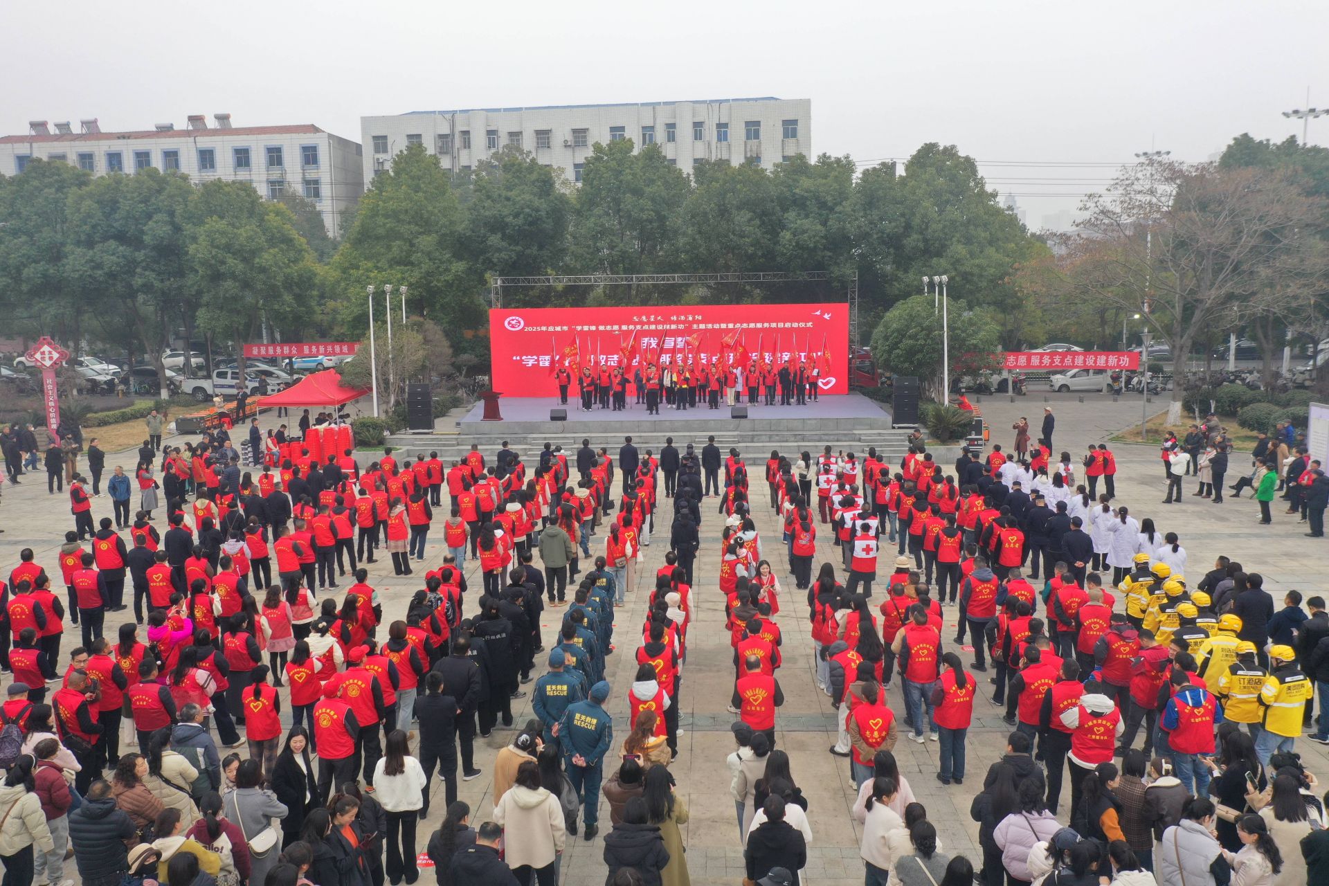 活動現(xiàn)場，還舉行了新就業(yè)志愿服務隊授旗儀式  孫縉攝.jpg.jpg