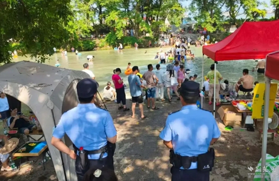 咸安馬橋派出所民輔警在高賽河開展安全巡邏護航.jpg