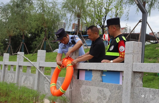 雙鶴派出所民輔警在轄區(qū)重點水域排查隱患，裝配救生工具.jpg